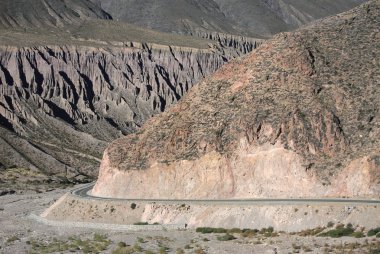 Arjantin kuzeyindeki dağ yolu
