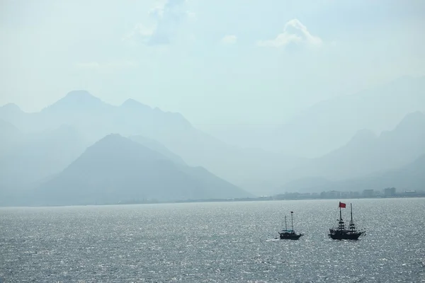 Zwei kleine Schiffe im Meer — Stockfoto