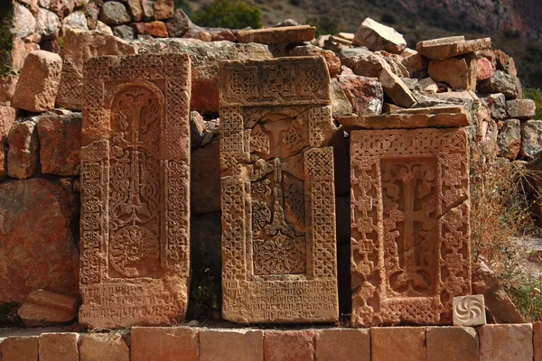 Tres khachkars en el complejo monástico Noravank — Foto de Stock