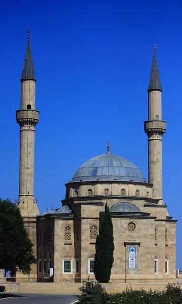 Moskén med två minareter i baku — Stockfoto