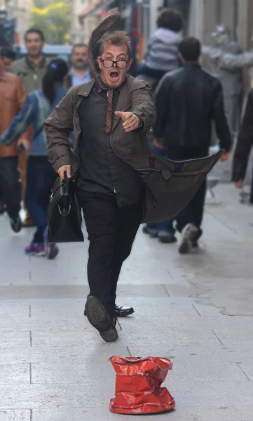 Grappige straat kunstenaar in het absurde pak — Stockfoto