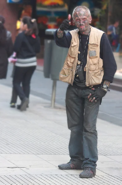 Hombre tatuado está mostrando el pulgar —  Fotos de Stock