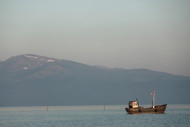 balıkçı teknesi büyük dağ zemin üzerine