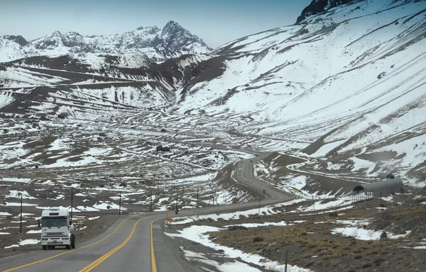 Neve strada di montagna al confine tra Argentina e Cile — Foto Stock
