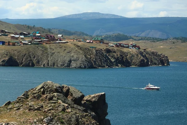 Pequeña lancha rápida cerca de la orilla del lago Baikal — Foto de Stock