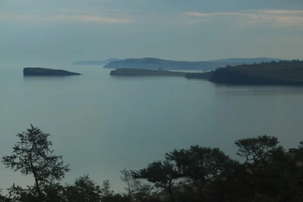 Pôr do sol na baía cênica do lago Baikal — Fotografia de Stock