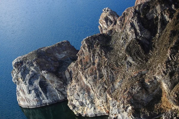 En av sten uddar vid sjön Baikal — Stockfoto