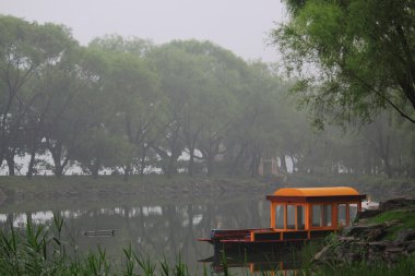 Pekin'de park turuncu gondol