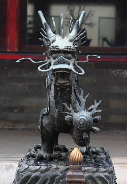 Dragón de hierro en uno de los parques, Beijing —  Fotos de Stock