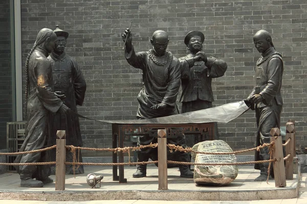 Sculptuur met afbeelding van oude chinese mensen in leven — Stockfoto