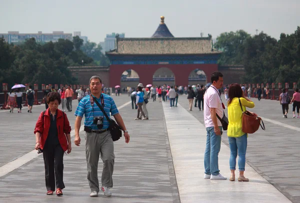 Great number of chinese tourists about main entrance to Heavan Temple — Stock fotografie