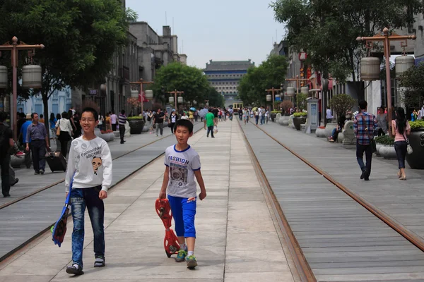 People are walking on Qianmen pedestrian street in Beijing — Stock fotografie