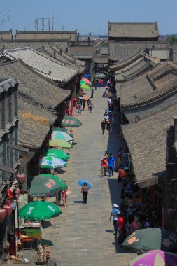 insanlar Pingyao Yaya Caddesi üzerinde yürüyor
