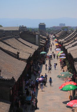 insanlar Pingyao Yaya Caddesi üzerinde yürüyor