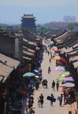 insanlar Pingyao Yaya Caddesi üzerinde yürüyor