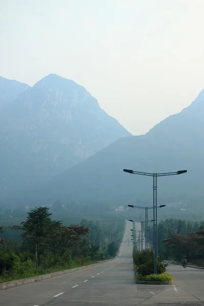 Dengfeng yakınındaki dağlara yol — Stok fotoğraf