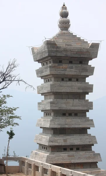 Интересная башня где-то в горах Сонг — стоковое фото