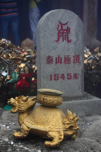 Monument på toppen av berget Taishan — Stockfoto