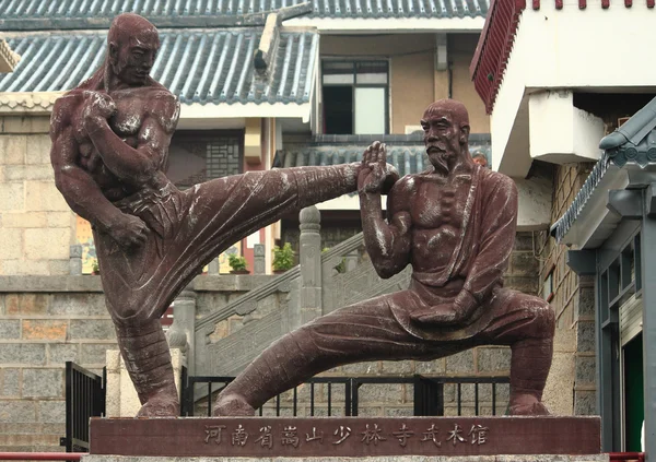 Estátua de dois lutadores perto do templo de Shaolin — Fotografia de Stock