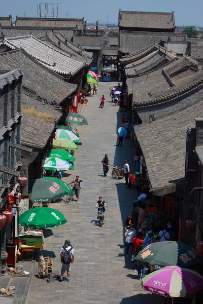 Lidé chodí na pěší ulici v Pingyao — Stock fotografie