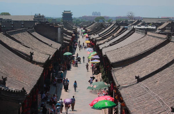 La gente está caminando por la calle peatonal en Pingyao — Foto de Stock