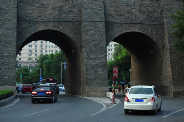 Antik Xian şehir duvarlarının kapılarından yol