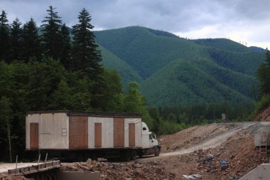 kamyon arka of ötesinde bir yerde geçici ev taşımak