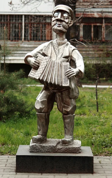 Статуя человека с аккордеоном в Биробиджане — стоковое фото