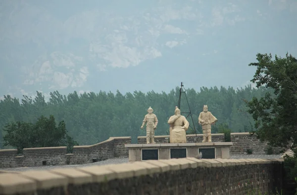 Standbeeld van keizer met 2 bewakers op chinese muur — Stockfoto