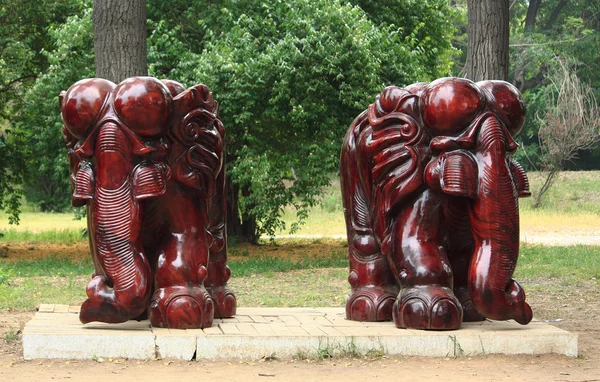 Twee beelden van olifanten in park — Stockfoto