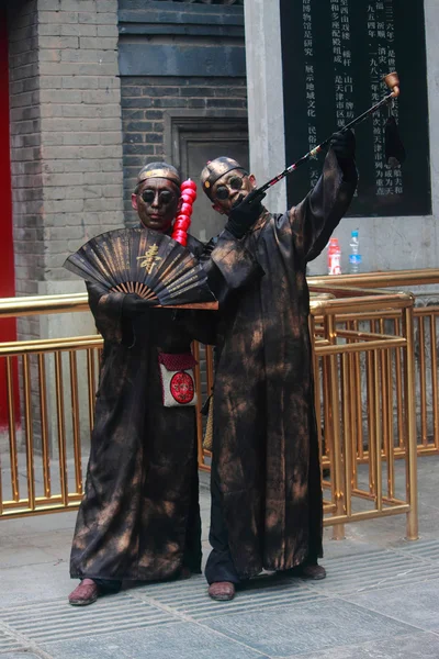 Dwóch artystów ulicy w szczegółowe stroje i z pomalowanymi twarzami zrobić wydajność — Zdjęcie stockowe