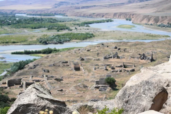 Ruinen und Biegung des Flusses, Blick von der Höhle alte heidnische Stadt uplistsikhe — Stockfoto