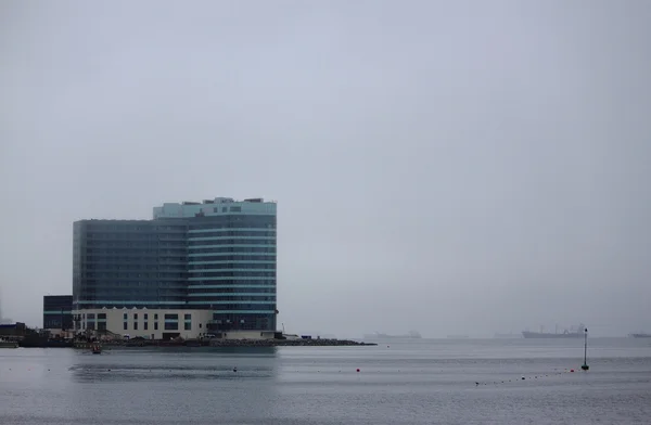 Bâtiment moderne au bord de la mer à Vladivostok — Photo