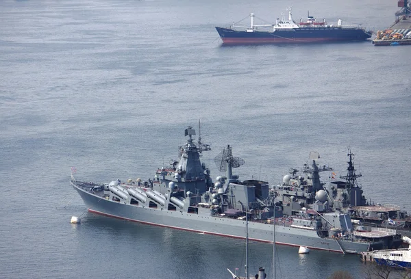 Few vessels in port of Vladivostok — Stock Photo, Image