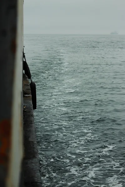 Вид с пассажирского парома на Японское море — стоковое фото