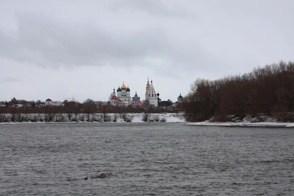 Kolomna Stadt vom Ufer des Flusses — Stockfoto