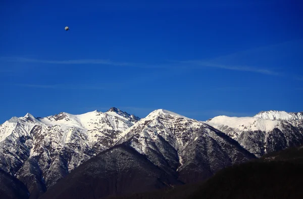 Alone zeppelin above Caucasus mountains — Stock Photo, Image