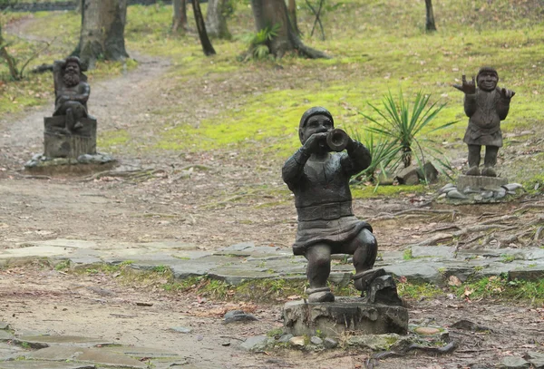 Деревянные скульптуры в парке Сочи — стоковое фото
