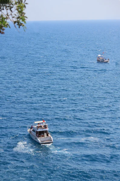 Zwei Schiffe im Mittelmeer nahe der Küste von Anatolien — Stockfoto