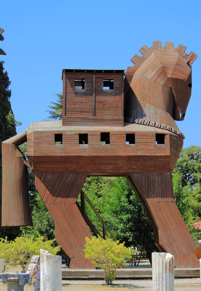 Caballo de Troya de madera en la entrada al sitio arqueológico — Foto de Stock