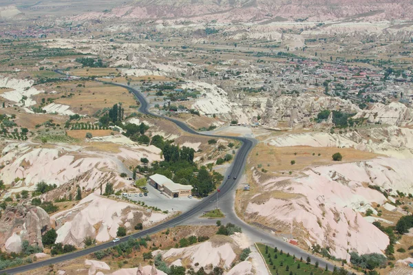 Çevre Uçhisar Kalesi: Kapadokya havadan görünümü — Stok fotoğraf