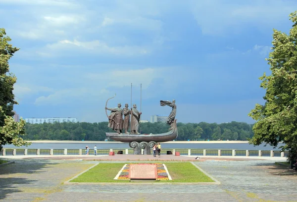 Monumento famoso aos míticos fundadores de Kiev — Fotografia de Stock