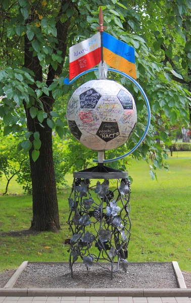 Smidda figur dedikerade Euro 2012 i Donetsk park — Stockfoto