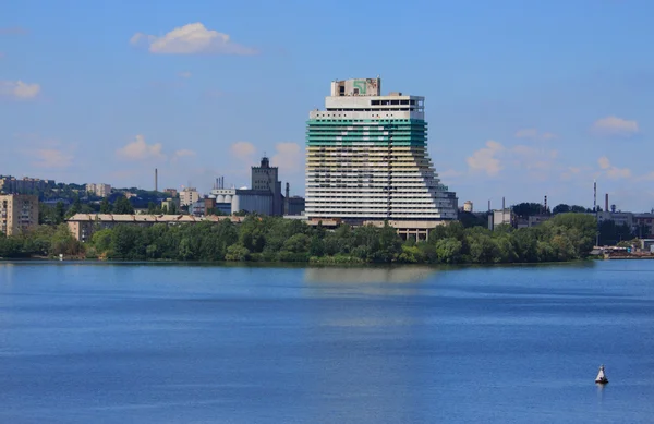 Velký hotel na břehu řeky Dněpru v Dnepropetrovsk — Stock fotografie