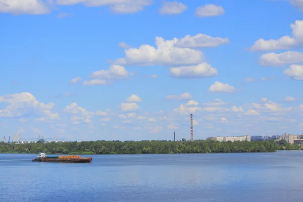 Dnepropetrovsk Dnieper Nehri üzerinde gemi — Stok fotoğraf