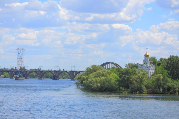 Остров с монастырем на реке Днепр в Днепропетровске — стоковое фото