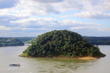 Brezilya ve Paraguay sınırındaki Acaray Adası