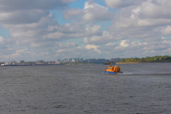 Unità a cuscino d'aria sul fiume Volga a Nizhny Novgorod — Foto Stock