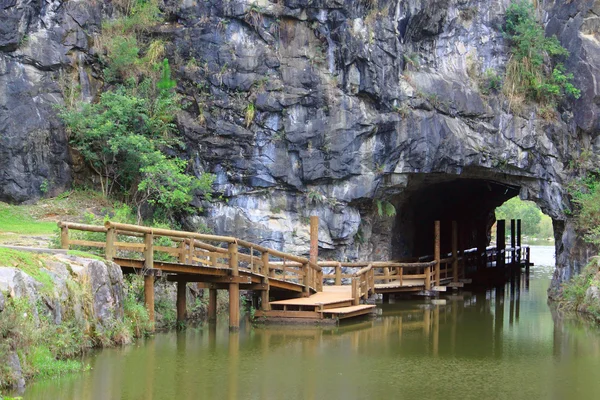 Passage in de rots, één van de parken, Curitiba — Stockfoto