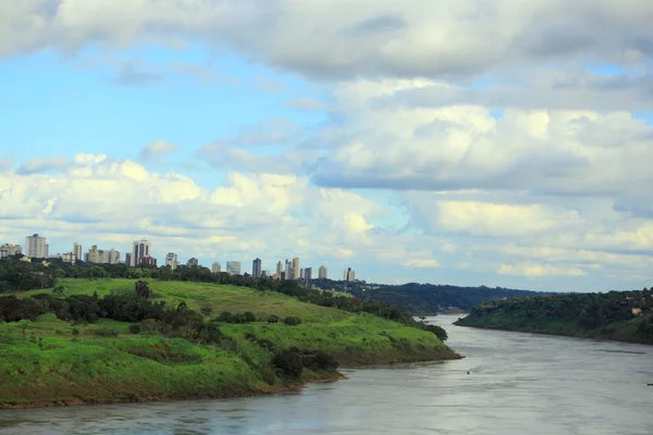 Vista del fiume Parana dal ponte internazionale tra Brasile e Paraguay — Foto Stock